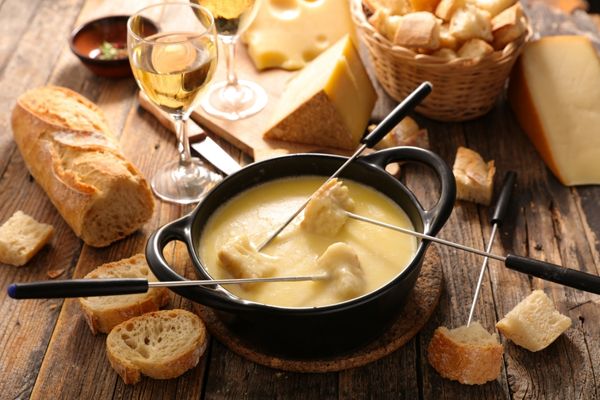 Read more about the article 15 Best Wines with Fondue & Raclette (White and Red Wine Options)