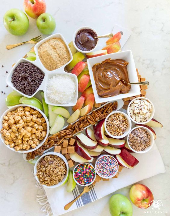 Read more about the article 23+ Deliciously Creative Ideas For The Perfect Caramel Apple Charcuterie Board