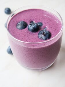 Read more about the article 3-Ingredient Blueberry Smoothie (Healthy Snack!)