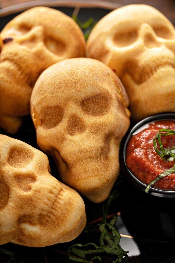 Read more about the article 37 Spooky And Easy Finger Food Ideas For Halloween Party