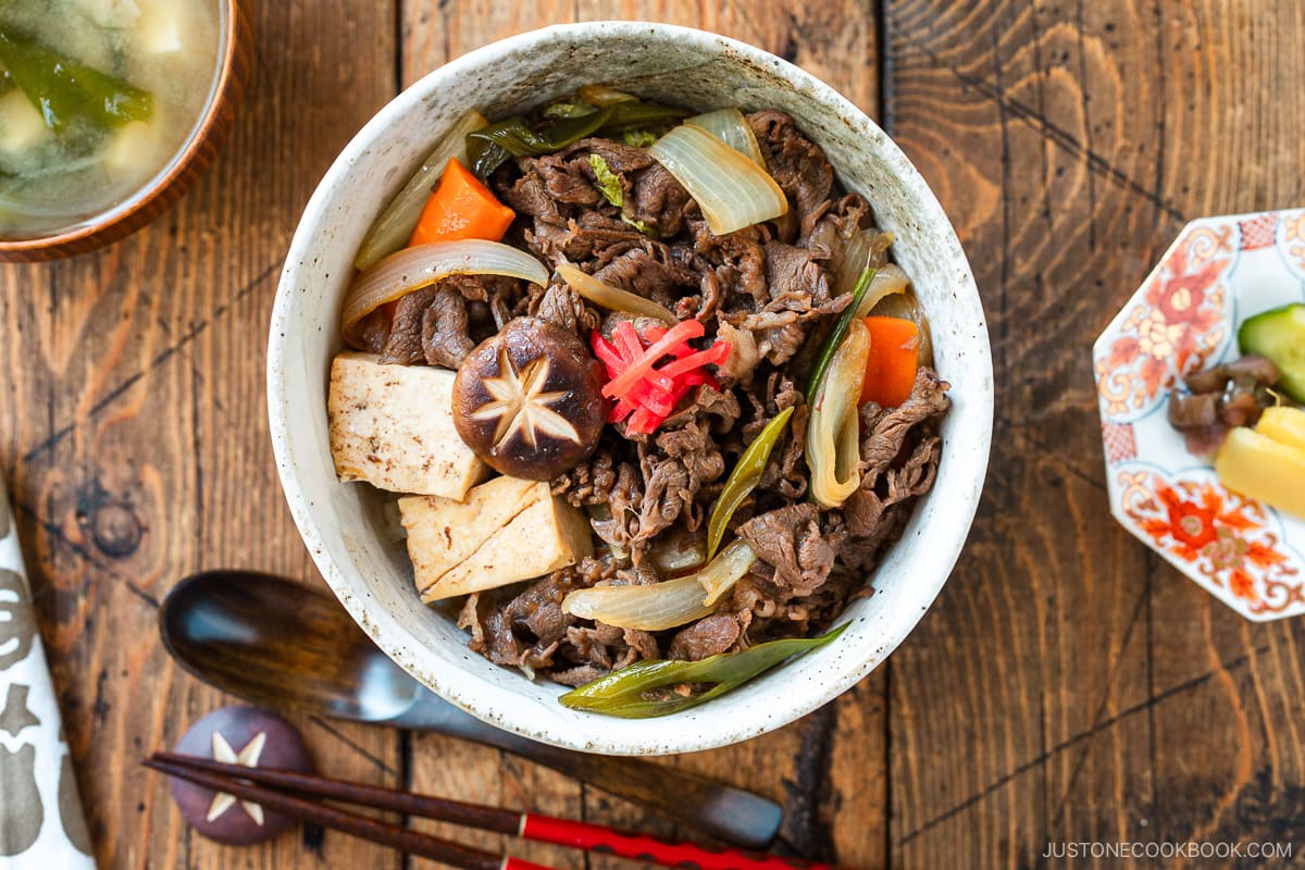 Read more about the article Sukiyaki Don すき焼き丼 • Just One Cookbook